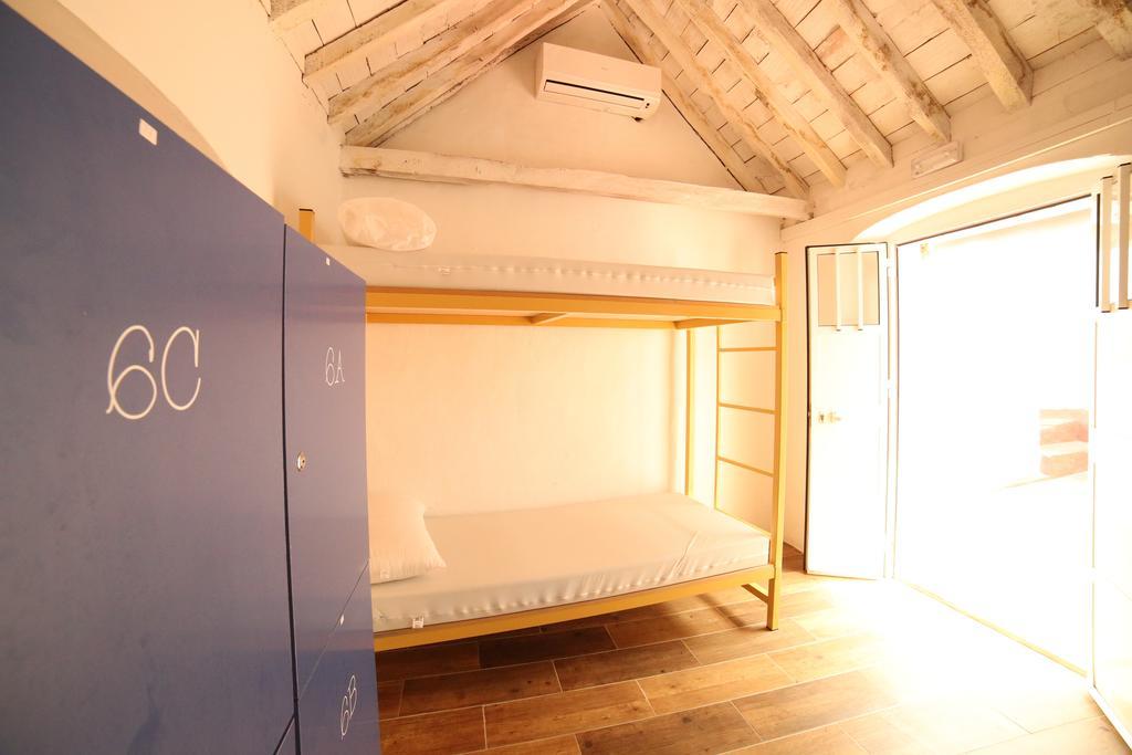 Wake Up In Tarifa Hostel & Restaurant Lounge Værelse billede